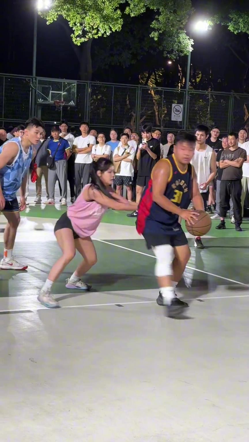 這哥們看見防自己的是女生，一個(gè)勁背打，球也不傳了